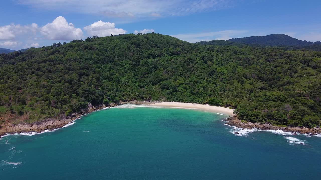 令人惊叹的泰国普吉岛热带岛屿海滩，海滩上的阳光在夏天，蓝色的绿松石海和白色的沙滩背景。视频素材