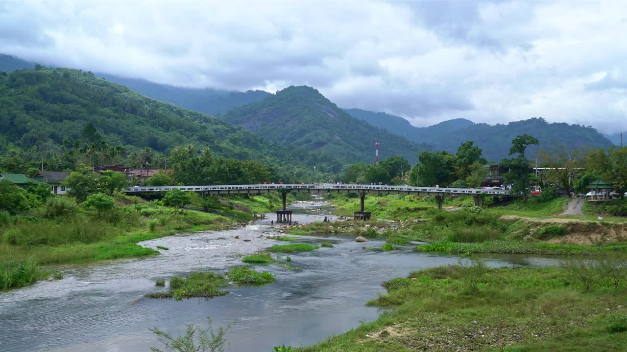 基里翁村-泰国最好的新鲜空气村庄之一，生活在古老的泰国风格的文化。位于泰国南部的那空寺视频素材