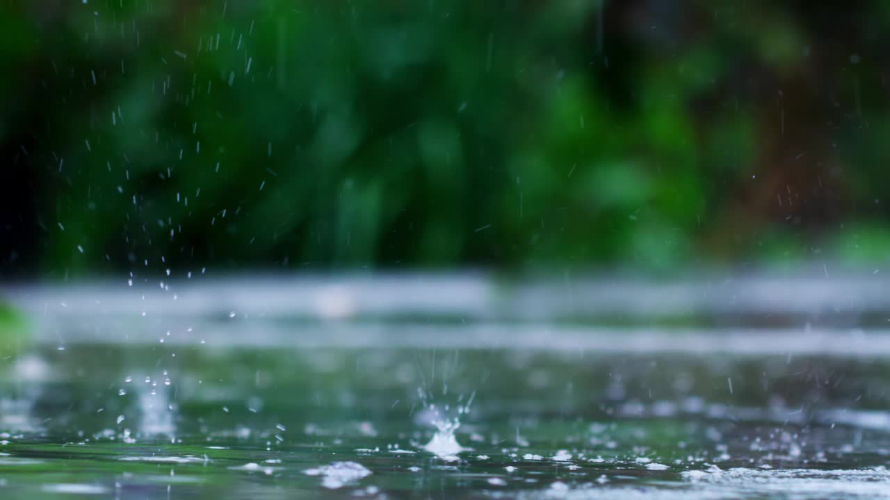 沥青路上的雨视频素材