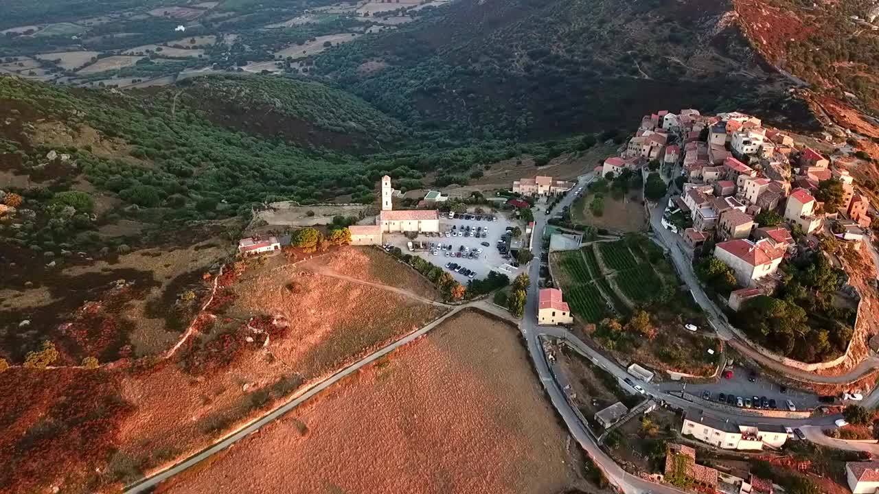 法国科西嘉山脉一座小山上的小镇。无人机飞过城市上空视频素材