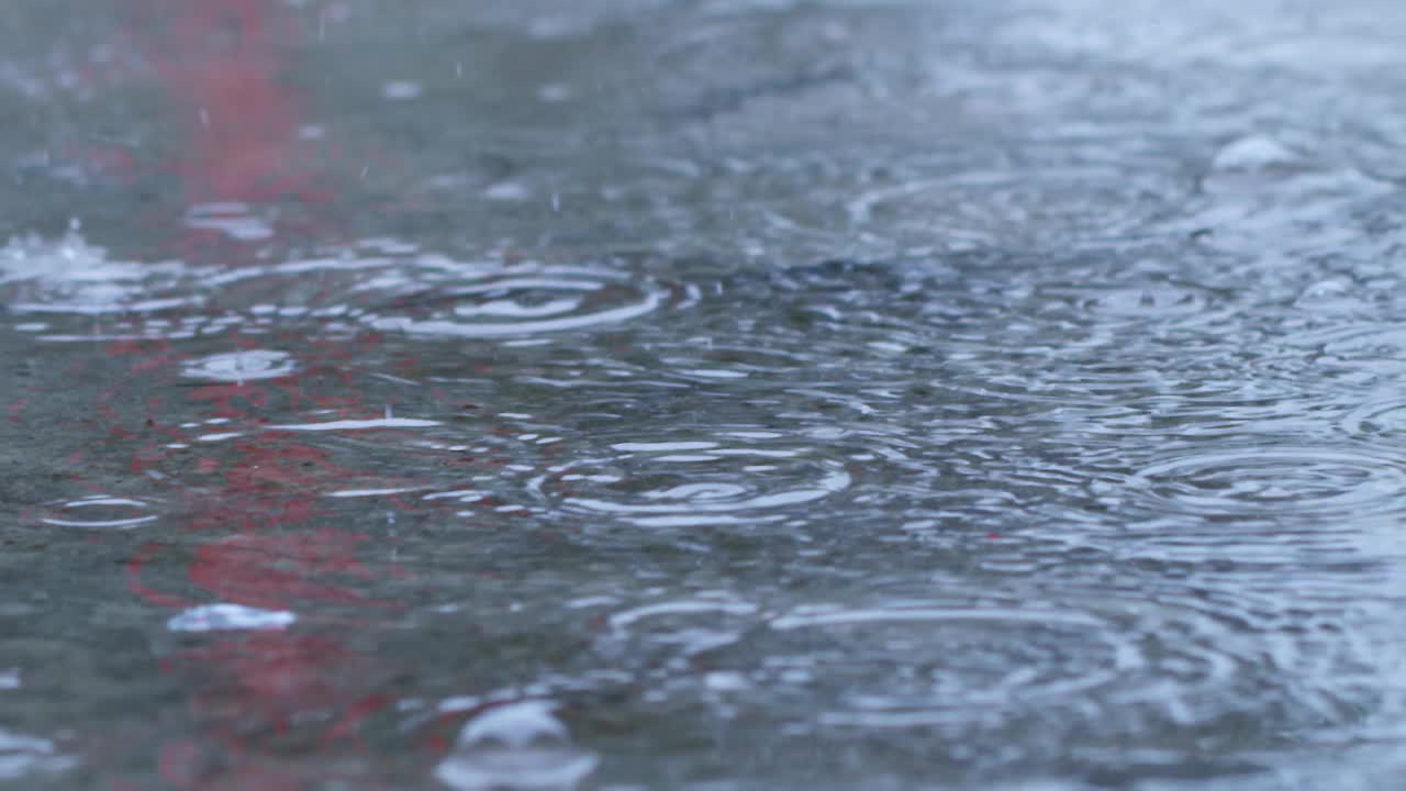 沥青路上的雨视频素材