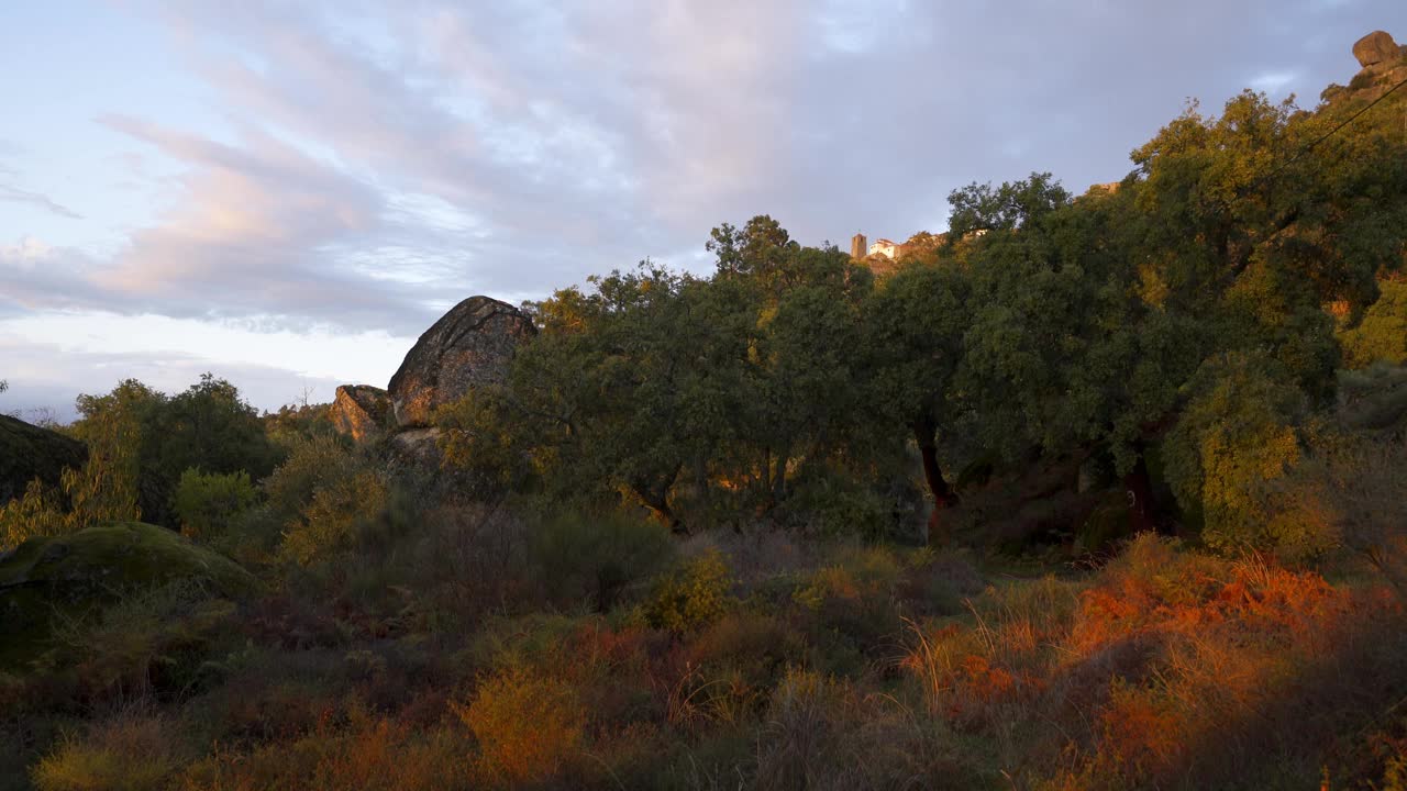 葡萄牙孟山都历史悠久的石头村庄日落与红色和黄色的风景，在葡萄牙视频素材