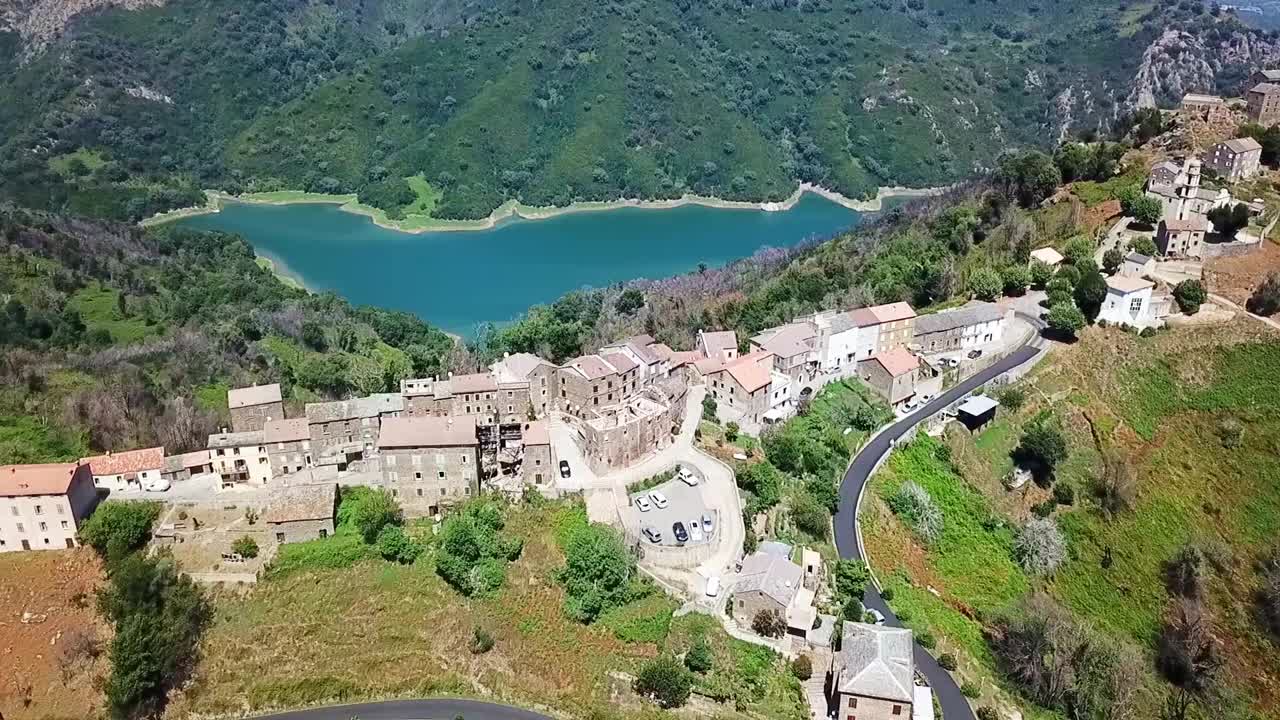 小镇位于法国科西嘉的山区，有一个水库和马基亚的常绿灌木林为背景。视频素材