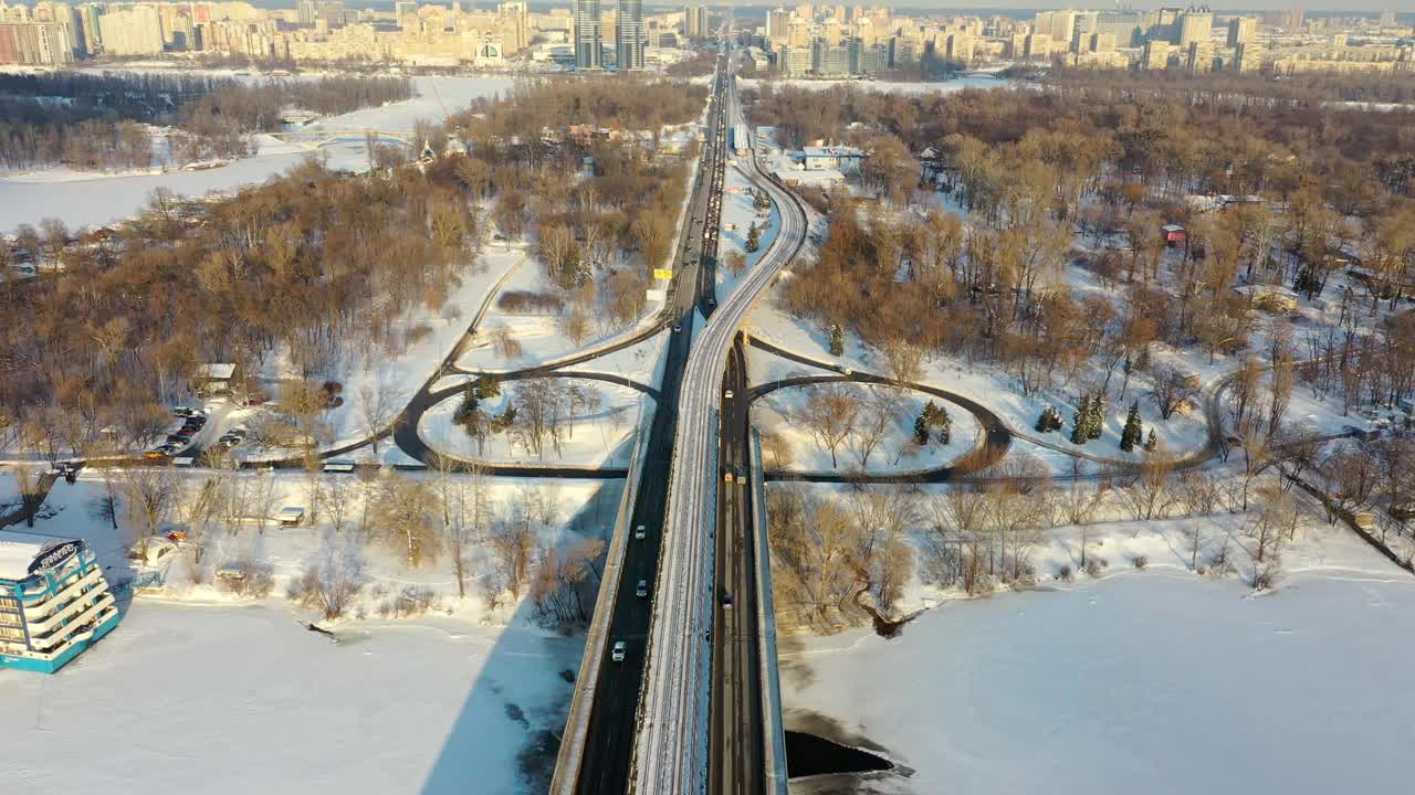 带有苏联装备的基辅地铁桥。冬天的全景。视频素材