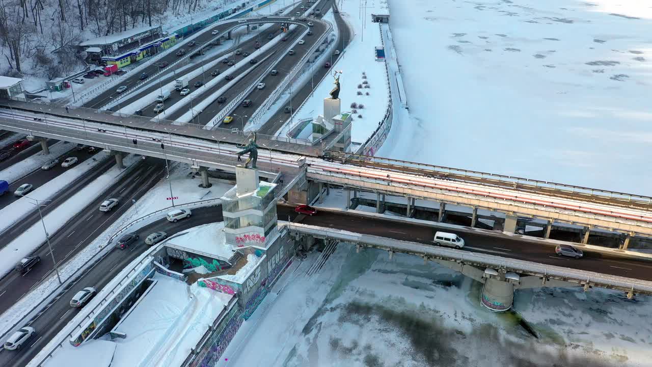 带有苏联装备的基辅地铁桥。冬天的全景。视频素材