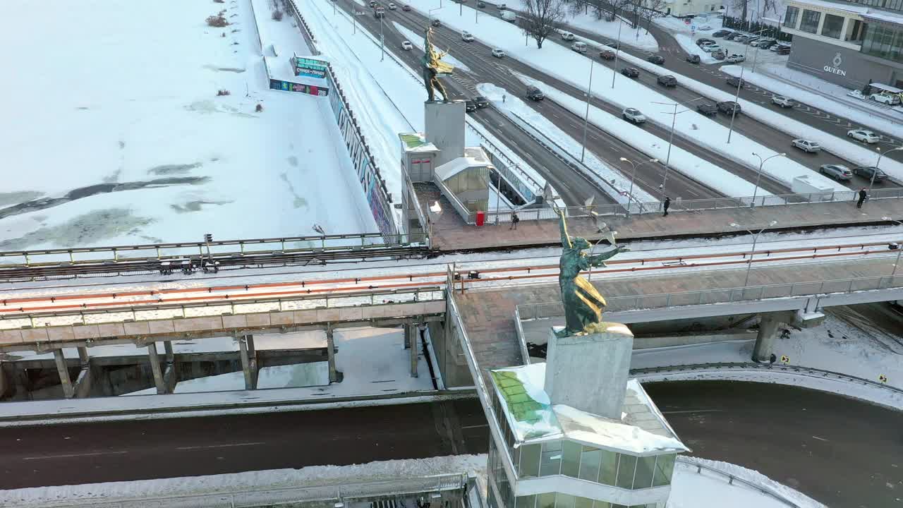 带有苏联装备的基辅地铁桥。冬天的全景。视频素材