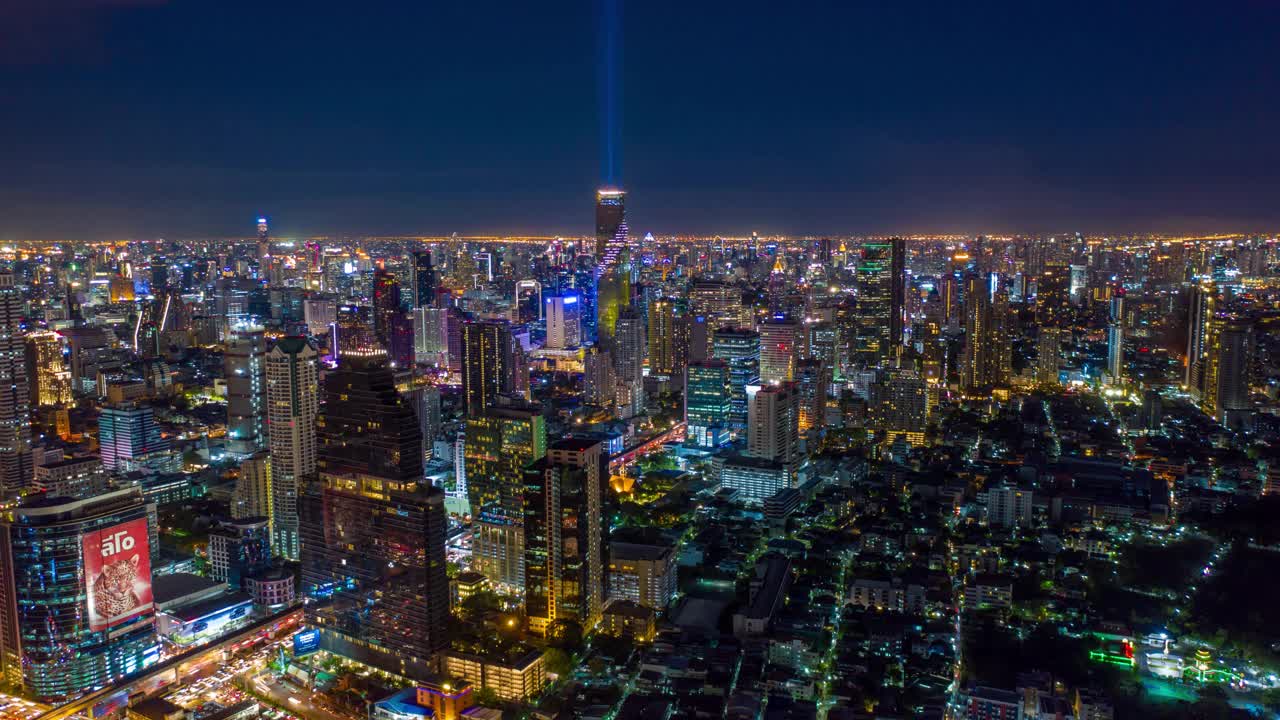 曼谷城市夜间的超光速鸟瞰图视频素材