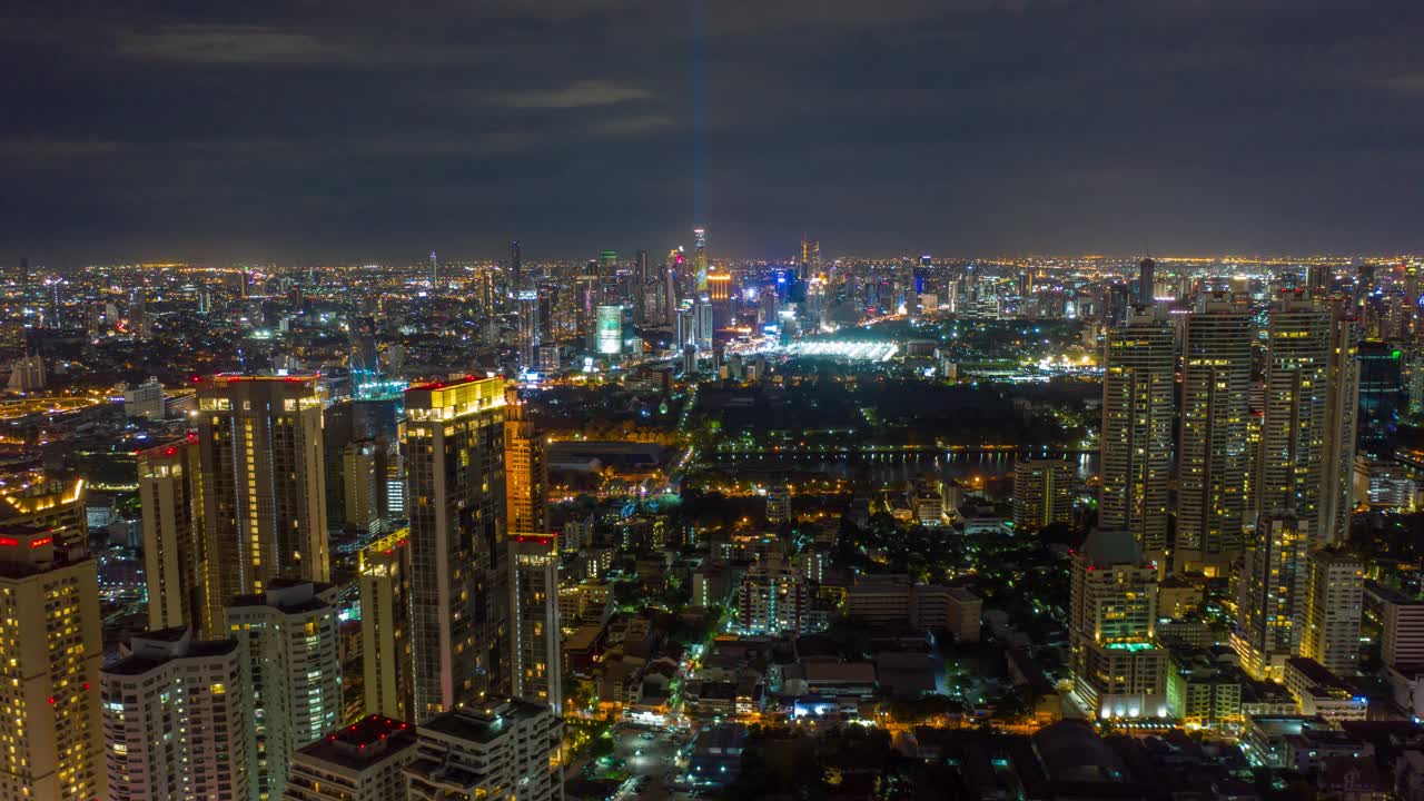 曼谷城市夜间的超光速鸟瞰图视频素材