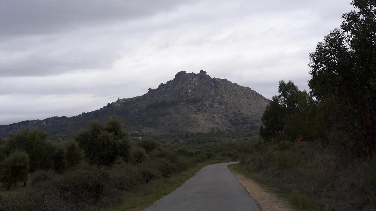 狭窄的道路在一个多云的日子与风景风景山孟山都，在葡萄牙视频素材