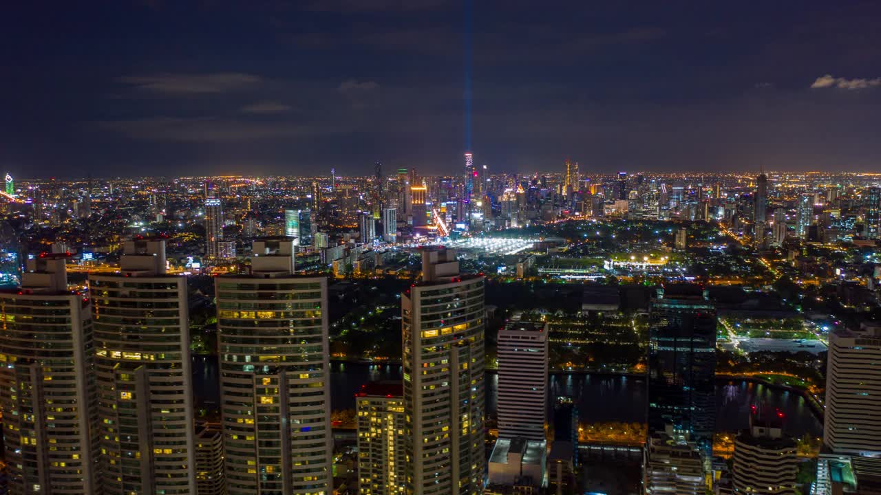 曼谷城市夜间的超光速鸟瞰图视频下载