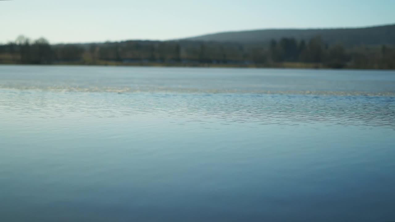 湖水平静流淌视频素材