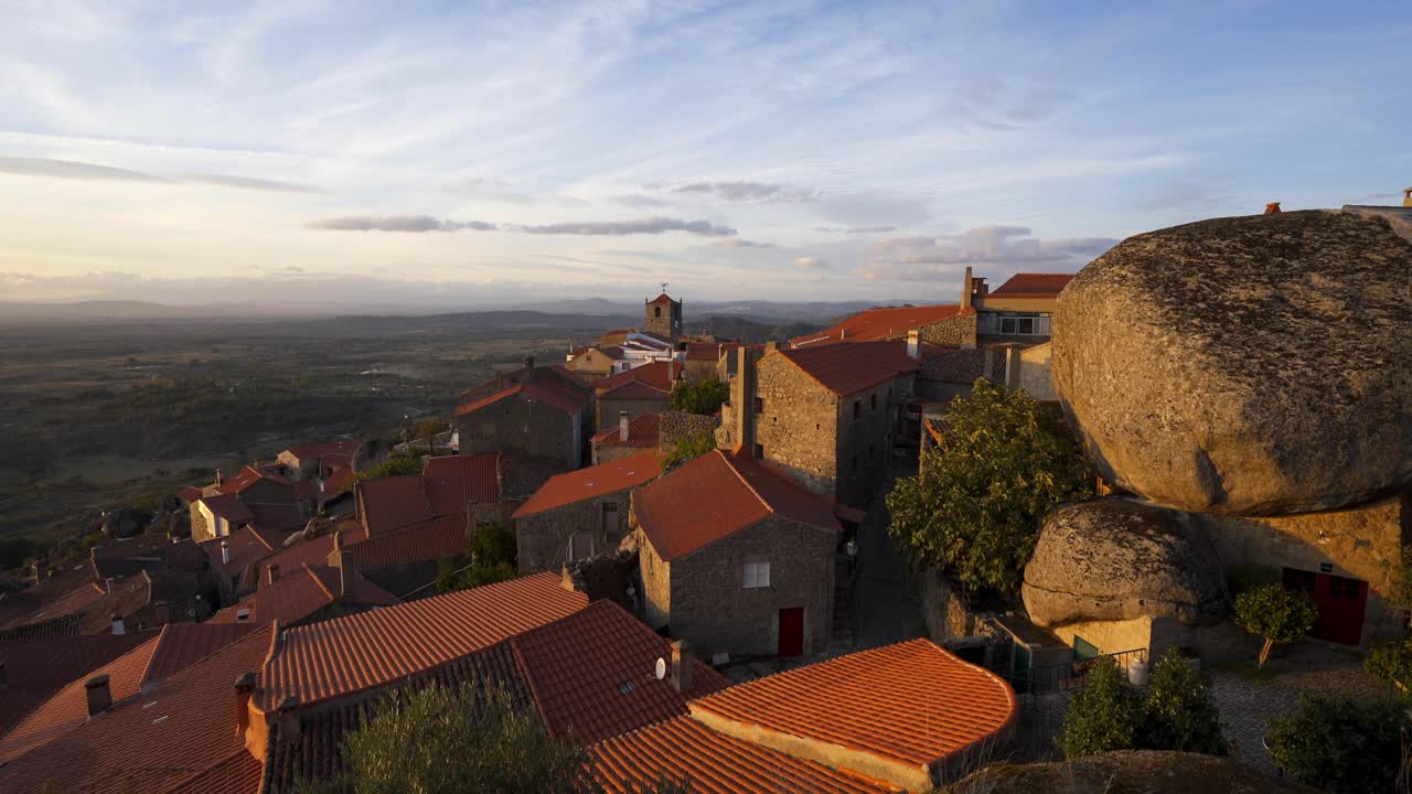 葡萄牙孟山都历史村庄，日落时分的石头建筑和景观视频素材