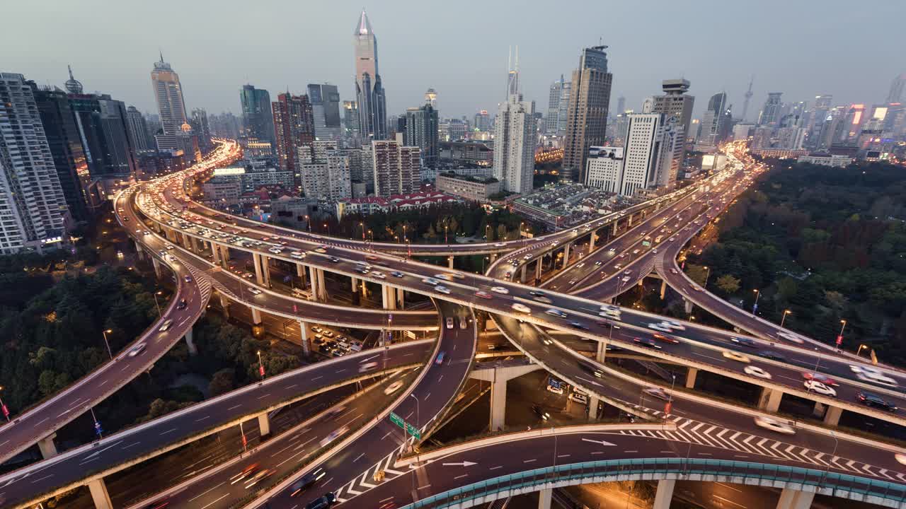 TL/白天到晚上的时间流逝的道路交叉口，繁忙的上下班高峰期交通，高架风景视频素材