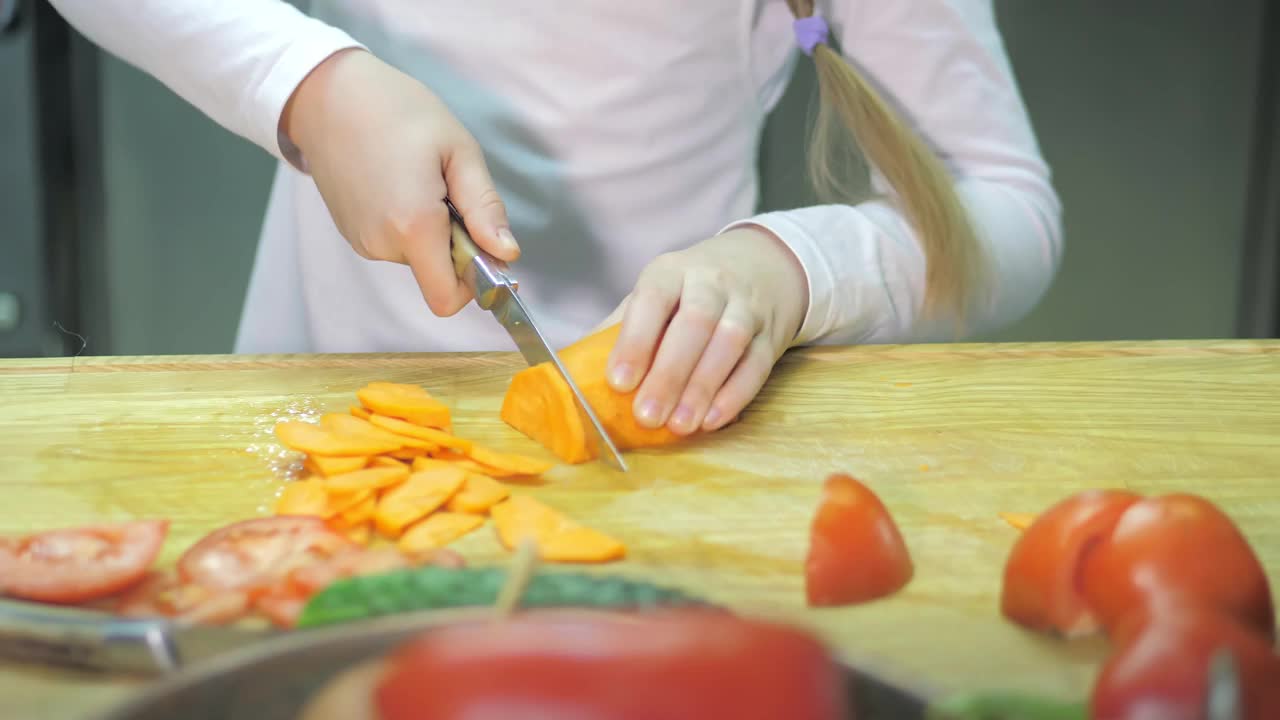 健康饮食。孩子们在餐厅厨房切蔬菜沙拉视频素材