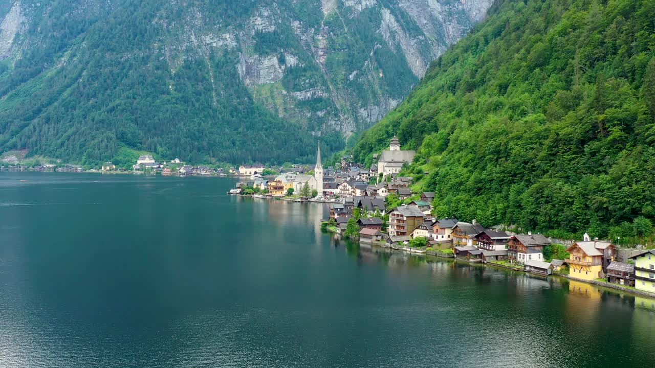 鸟瞰图的奥地利山村哈尔斯塔特和哈尔斯塔特湖。美丽的夏天。Salzkammergut,奥地利。奥地利萨尔兹卡默古特哈尔斯塔特村。视频素材