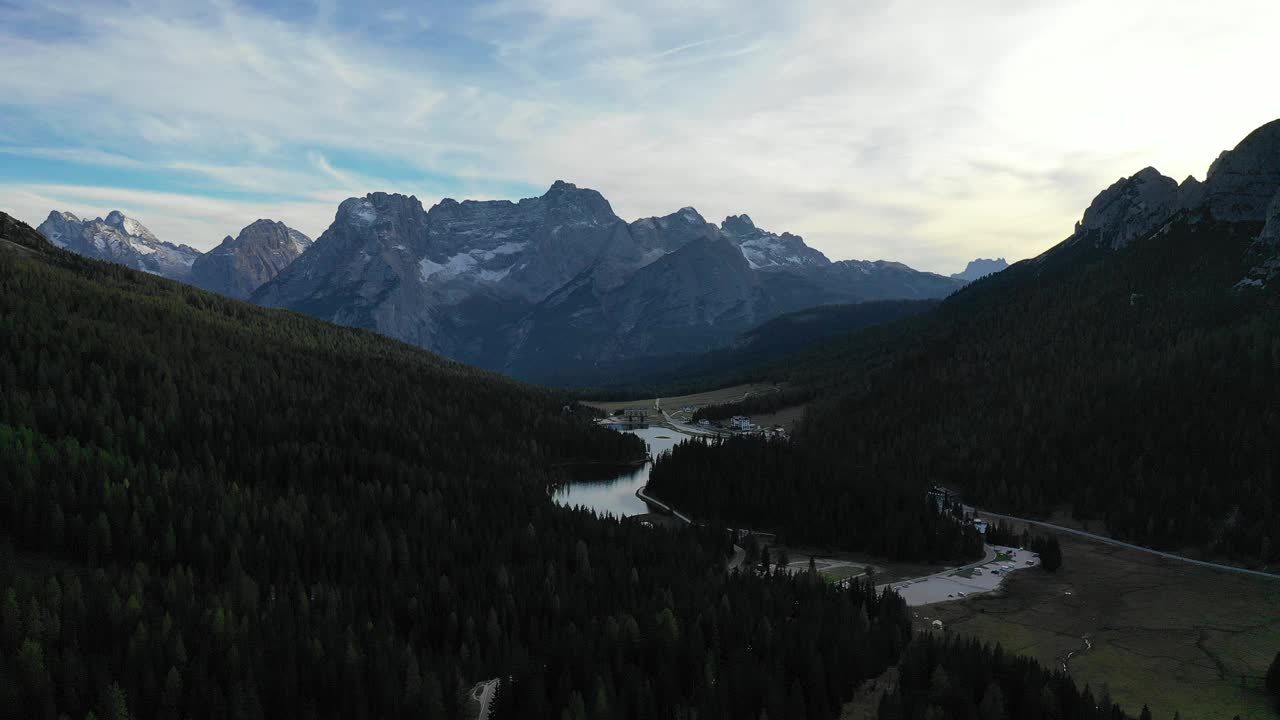 令人惊叹的风景米苏里纳湖与白云石山的背景，意大利。意大利东白云石旅游目的地全景自然景观。Dolomites的Misurina湖。意大利视频素材