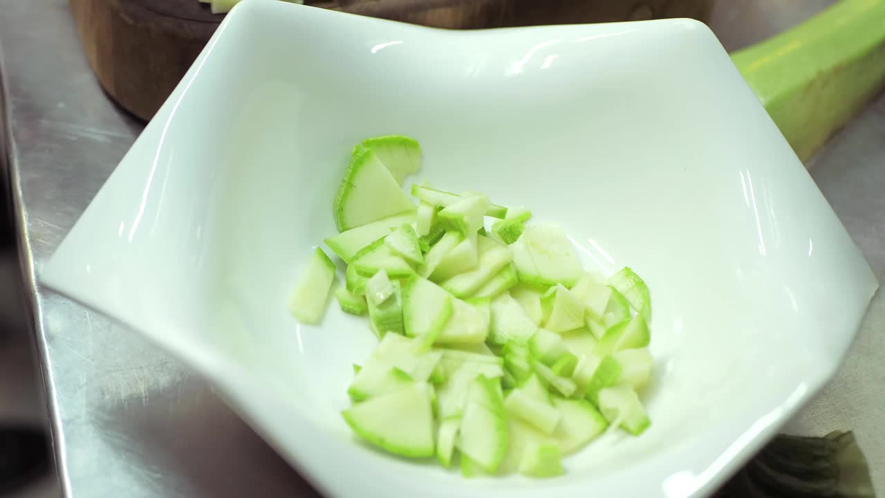 健康饮食。孩子们在餐厅厨房切蔬菜沙拉视频素材