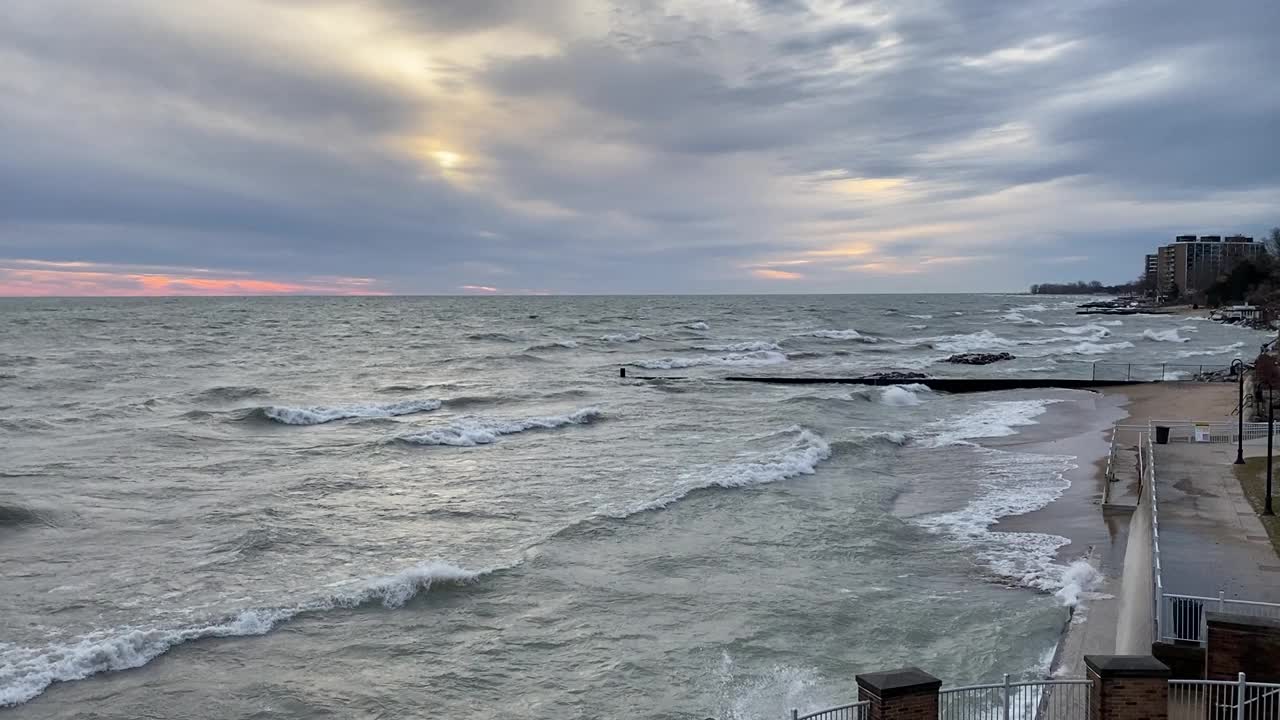 日出时密歇根湖上的波浪视频素材