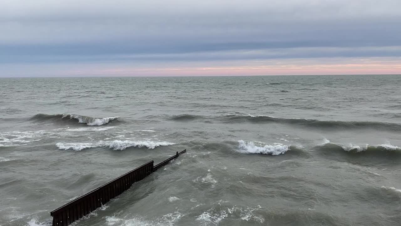 日出时密歇根湖上的波浪视频素材