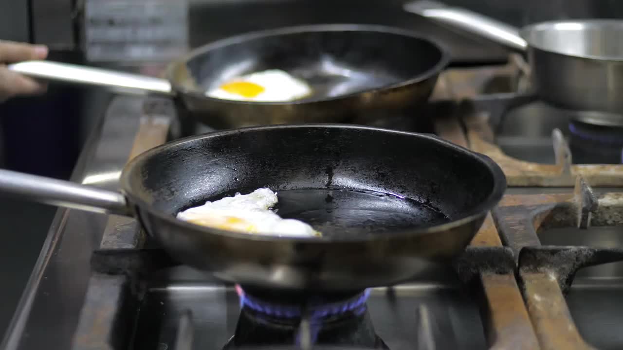 在餐厅厨房的平底锅里煎鸡蛋视频素材