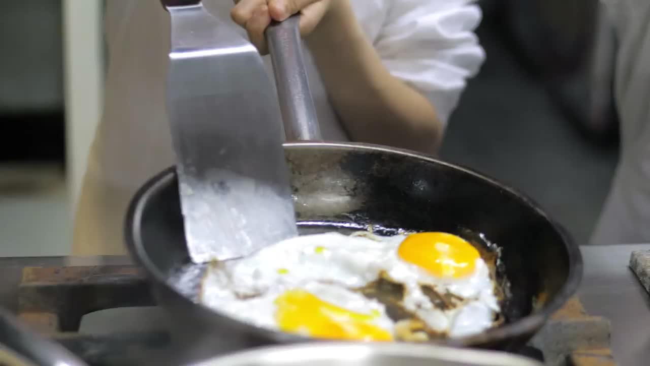 在餐厅厨房的平底锅里煎鸡蛋视频素材