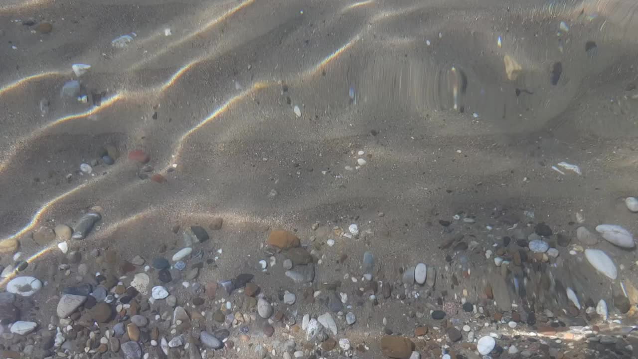 海浪纯海水质地。夏季背景的海洋沙底与卵石视频素材