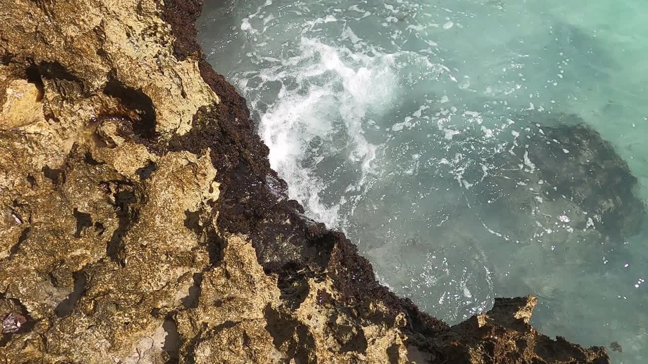 俯瞰岩石和海洋视频素材