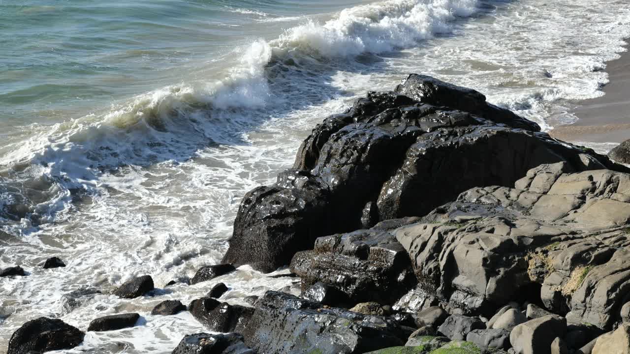 巨浪冲击着多岩石的海岸线视频素材