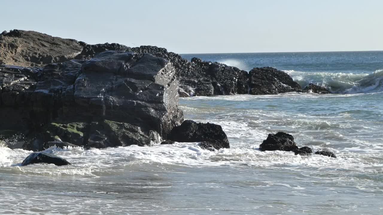 巨大的海浪冲击着太平洋的岩石海岸视频素材