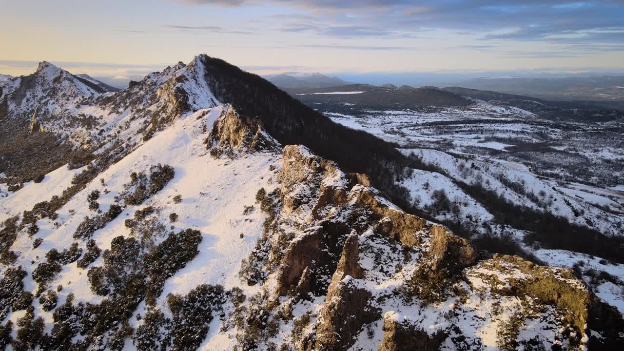 史诗般的雪山景观鸟瞰图在黄昏。充满活力的颜色。4k冬季无人机镜头。高质量4k镜头视频素材