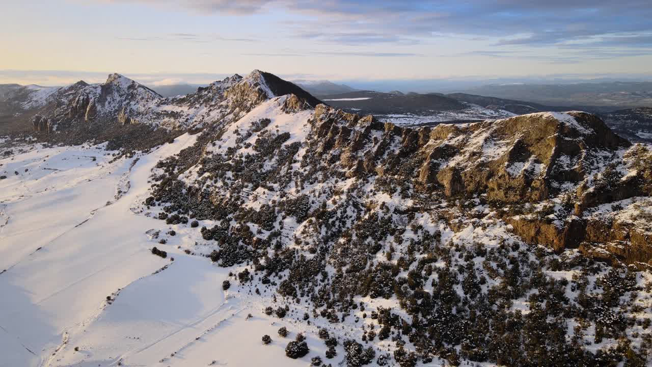 史诗般的雪山景观鸟瞰图在黄昏。充满活力的颜色。4k冬季无人机镜头。高质量4k镜头视频素材