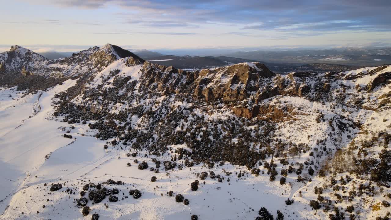 史诗般的雪山景观鸟瞰图在黄昏。充满活力的颜色。4k冬季无人机镜头。高质量4k镜头视频素材