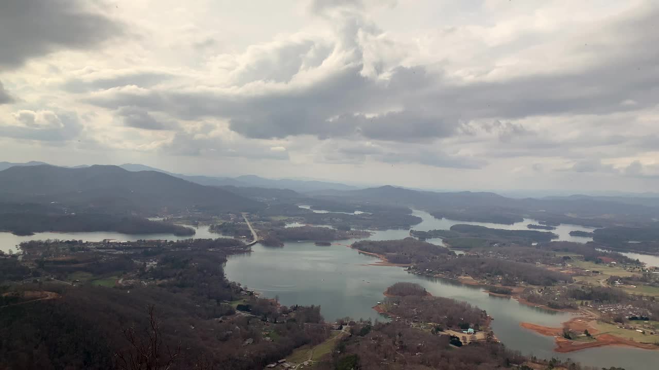 从贝尔山顶俯瞰美丽风景的全景视频视频素材