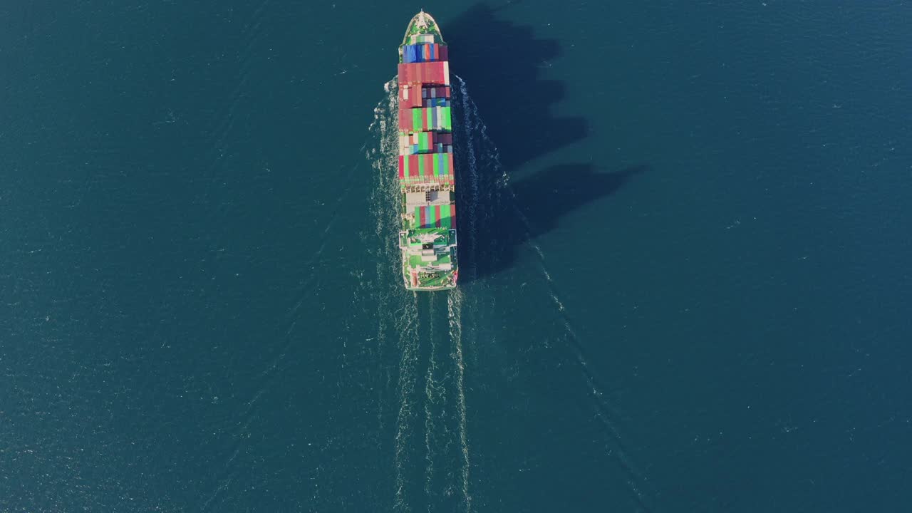 大型集装箱船在蓝色海浪上漂浮的鸟瞰图视频素材