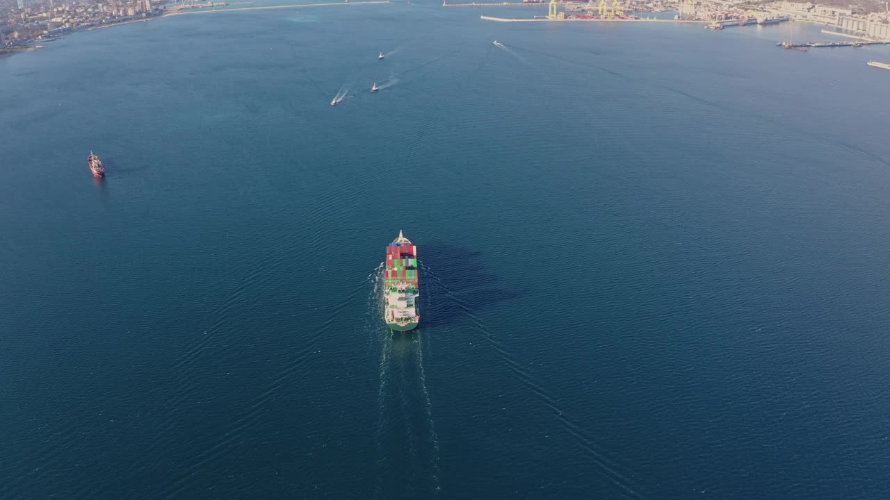 大型集装箱船在平静的海浪中航行的鸟瞰图视频素材