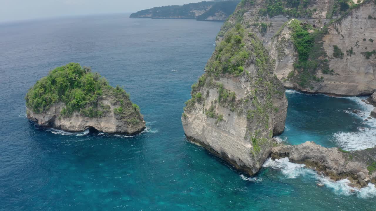 鸟瞰图无人机在阿图钻石海滩美丽的海角周围飞行视频素材