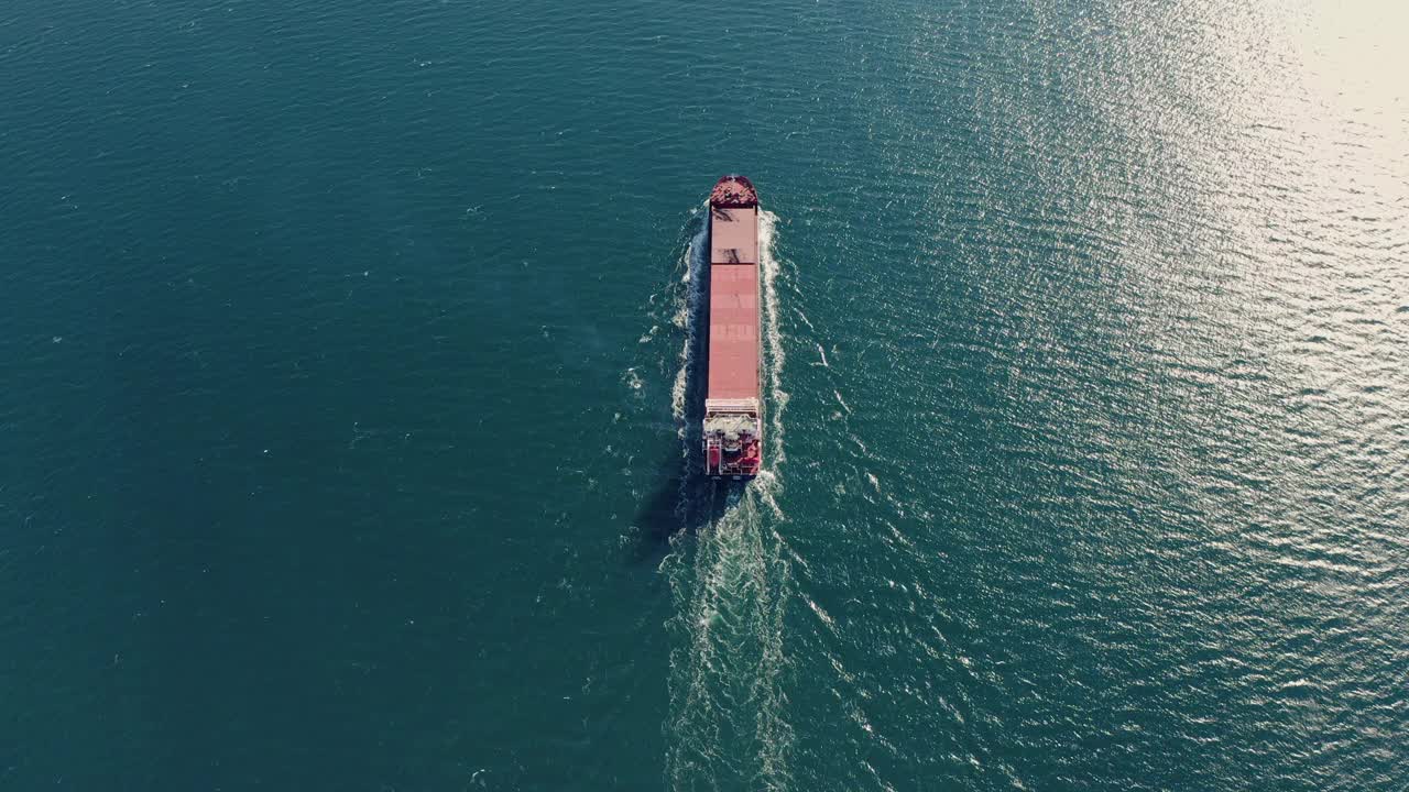 在平静海面上航行的超大型油轮鸟瞰图视频素材