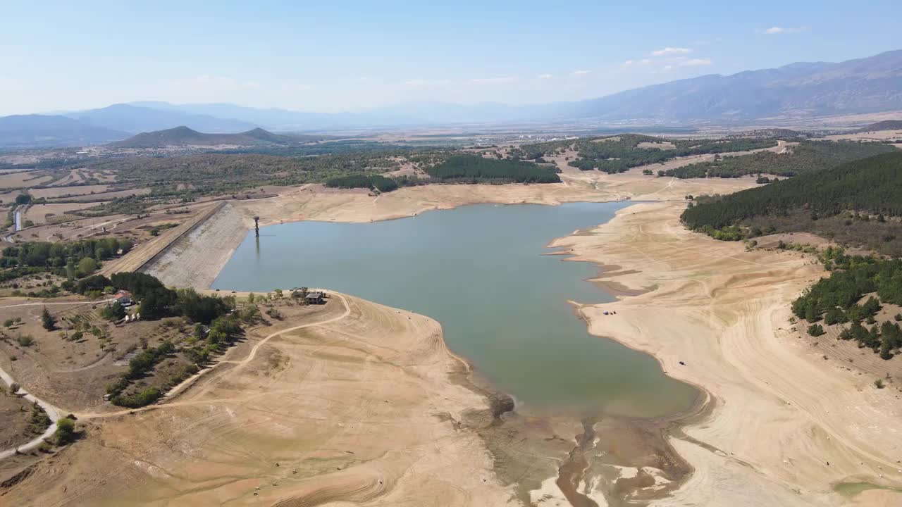 保加利亚Sredna Gora山Domlyan水库鸟瞰图视频素材