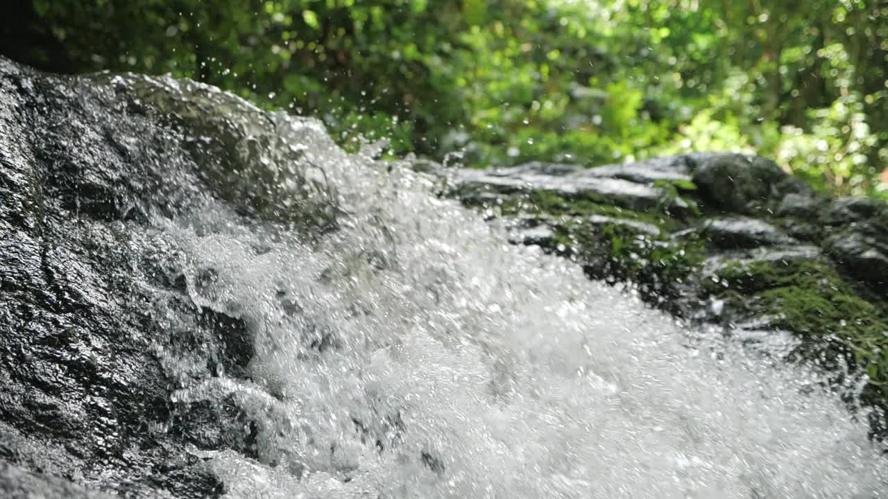 慢动作的河流或湖泊瀑布在热带河流美丽的自然视频素材