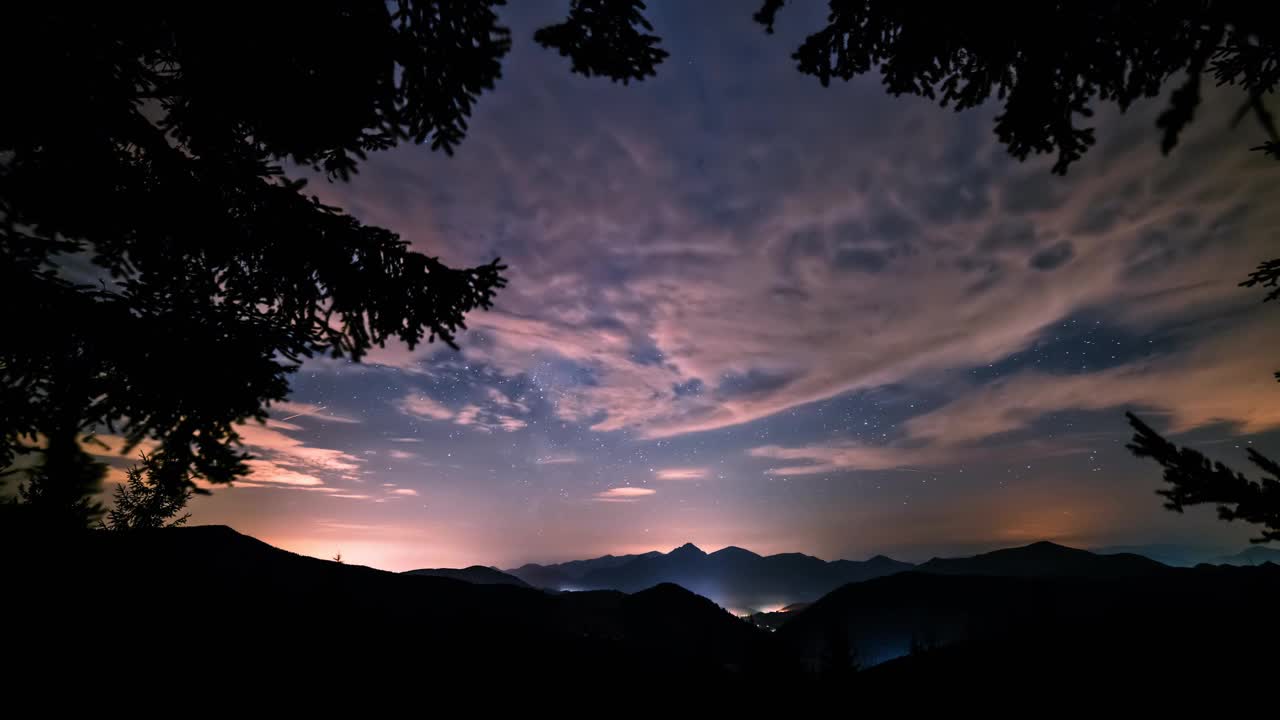 蓝色的夜晚与银河系恒星和云天空在森林山脉自然景观天文时间流逝视频素材