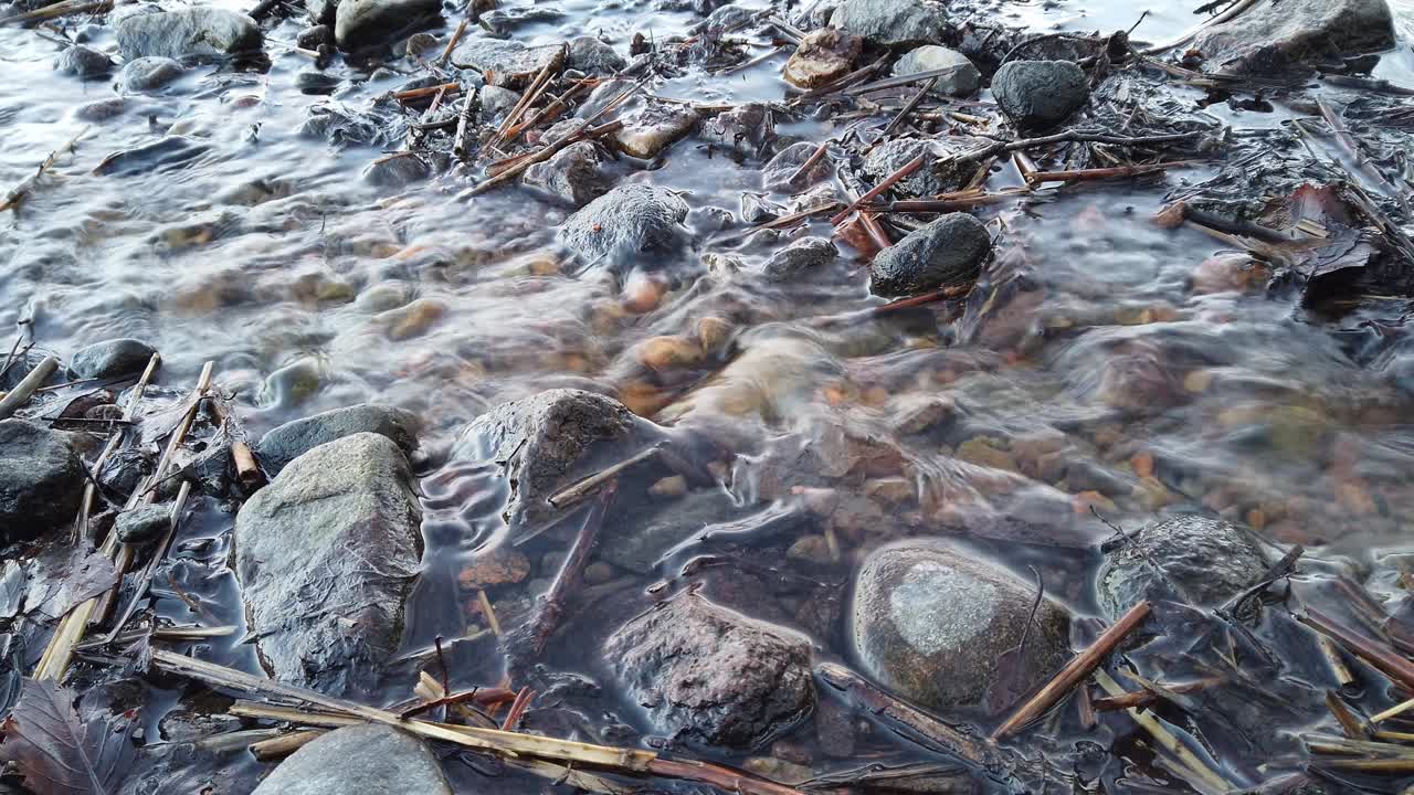 泉水在地上流动视频素材