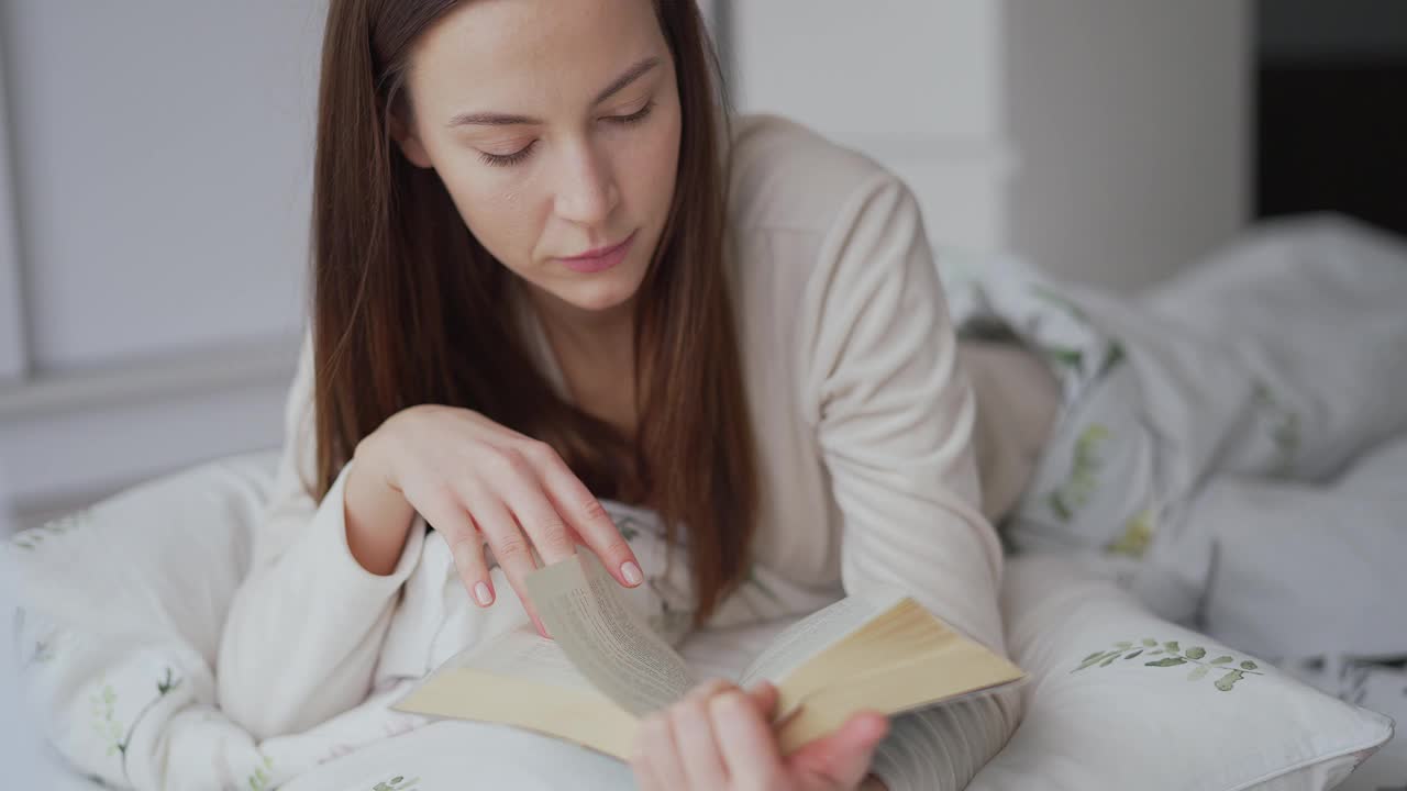 女人喜欢在床上看书视频素材