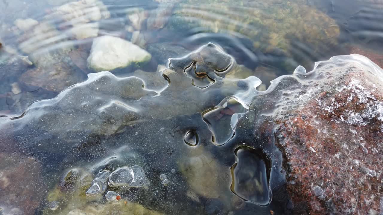 当湖面开始结冰的时候会有一层薄薄的冰层，芬兰视频素材