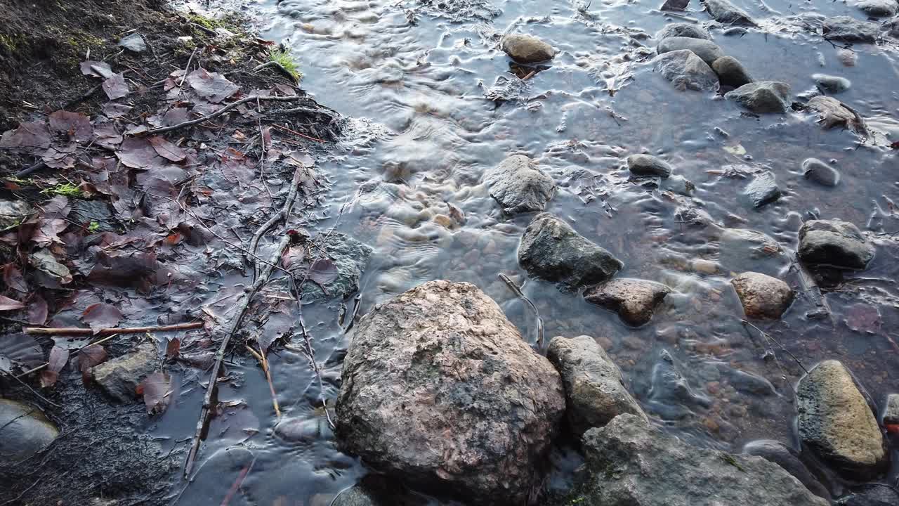 泉水在地上流动视频素材