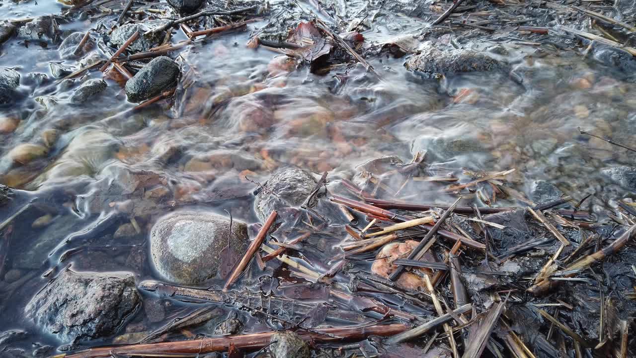 泉水在地上流动视频素材