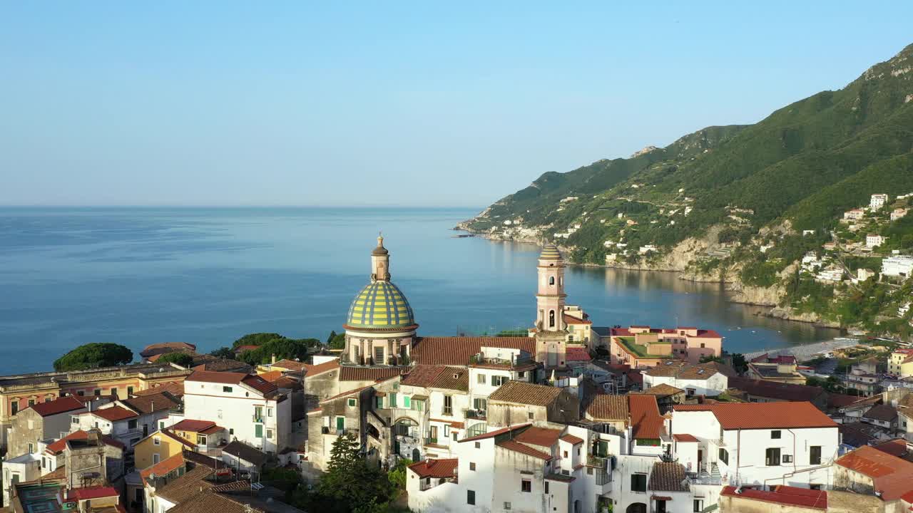 阿马尔菲海岸小镇维耶特里南马海的空中景观。视频素材