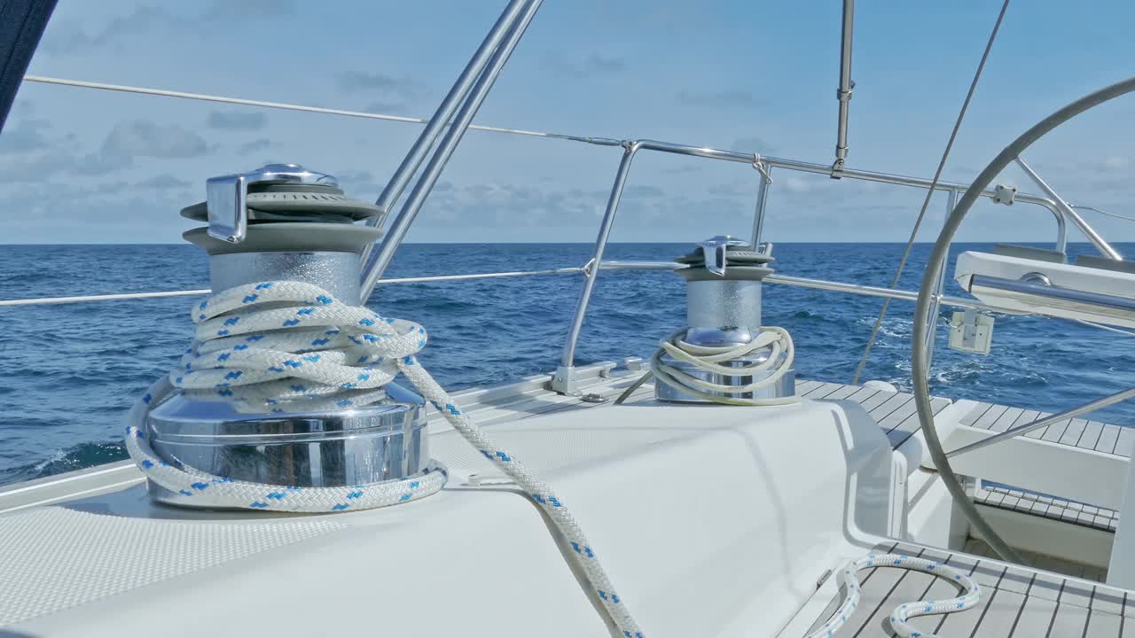 在大西洋上航行时，用绳子的帆船绞车的特写视频素材