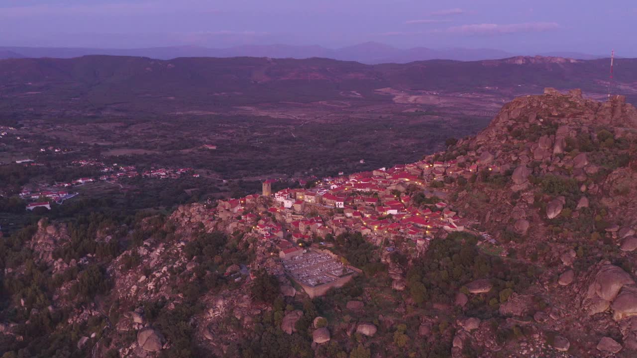 葡萄牙日落时分孟山都历史村庄的无人机全景图视频素材