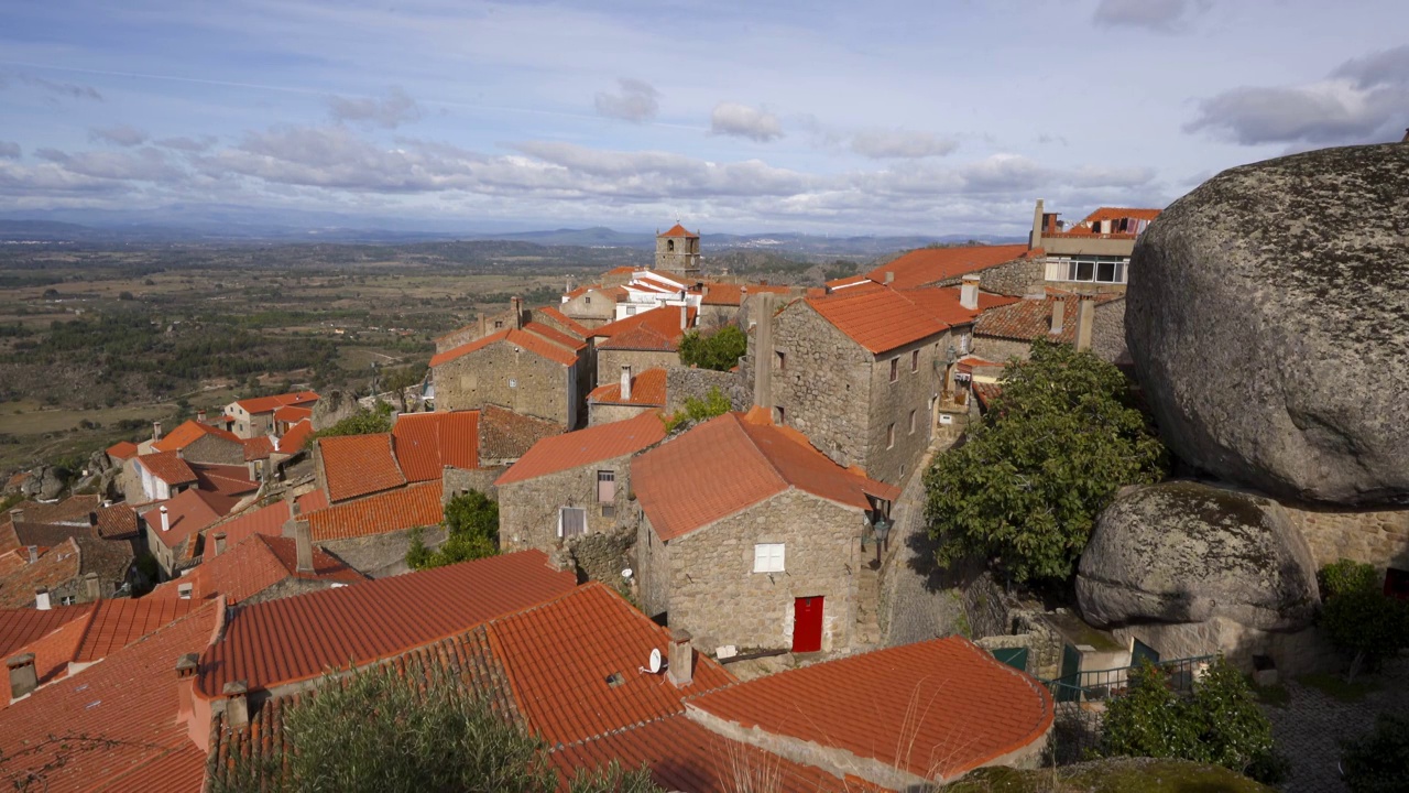 葡萄牙的孟山都历史村庄，有巨石建筑和屋顶视频素材