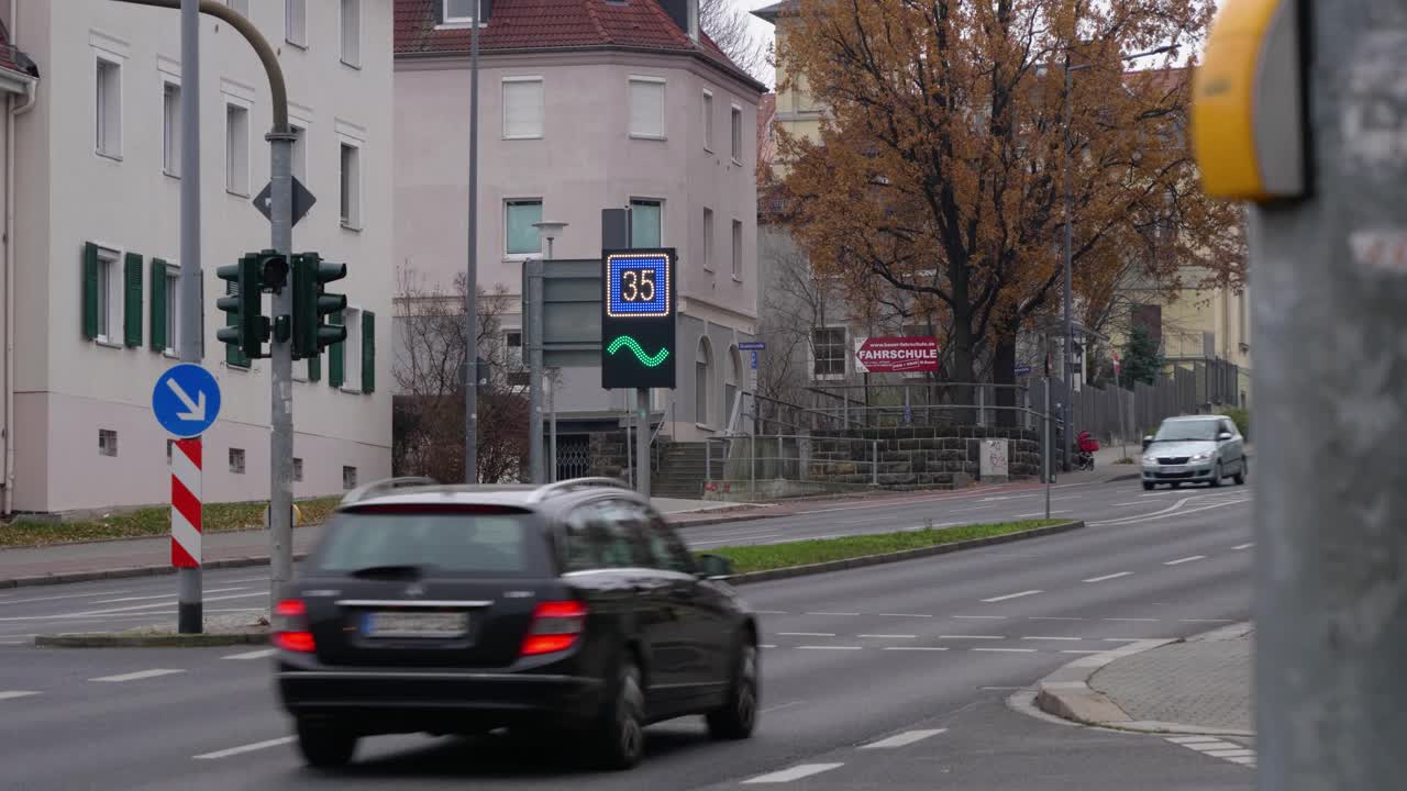 到下一个路口的数字道路速度标志视频素材